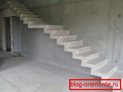Prostor po stopnicah se lahko uporablja za skladiščenje (garderobna soba) Prostor po stopnicah se lahko uporablja za skladiščenje (garderobna soba)