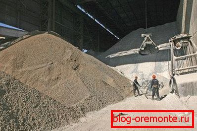 Surovine za pripravo betonskih rešitev se pripravljajo in skladiščijo v posebnih skladiščnih prostorih. Surovine za pripravo betonskih rešitev se pripravljajo in skladiščijo v posebnih skladiščnih prostorih.