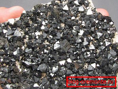 Izgleda kot magnetna železova ruda (magnetit). Izgleda kot magnetna železova ruda (magnetit).