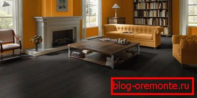 Oranžne stene proti temnemu laminatu