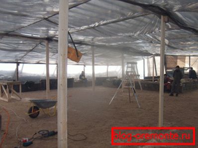 Teplyak lahko izdelamo iz odpadnih materialov, kot strešne kritine, lahko uporabite ponjavo ali plastično folijo Teplyak lahko izdelamo iz odpadnih materialov, kot strešne kritine, lahko uporabite ponjavo ali plastično folijo