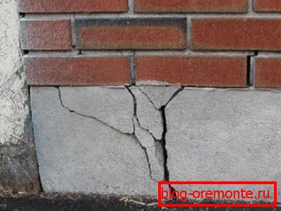 Zaradi slabe kakovosti rešitve je v ustanovi razpokan. Zaradi slabe kakovosti rešitve je v ustanovi razpokan.