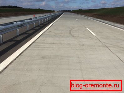 Cementni beton daje platno svetlo sive barve, ki se ponoči bolje vidi.