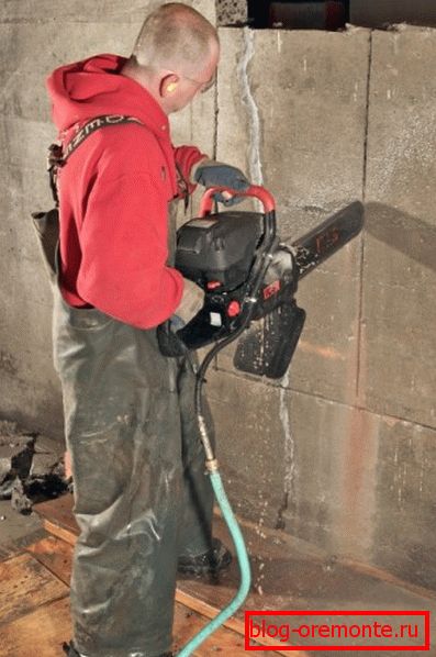Verižna žaga za beton vam omogoča rezanje betonskih izdelkov in monolitnih konstrukcij. Verižna žaga za beton vam omogoča rezanje betonskih izdelkov in monolitnih konstrukcij.