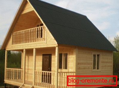 Udobne lesene poletne hiše na dacha ploskvi so v primerjavi s hrupnimi megalopolizmi. Udobne lesene poletne hiše na dacha ploskvi so v primerjavi s hrupnimi megalopolizmi.