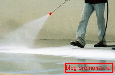 Skrb za svež beton je najprej nenehno navlažiti površino in preprečiti izsušitev. Skrb za svež beton je najprej nenehno navlažiti površino in preprečiti izsušitev.