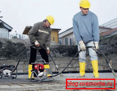 Polaganje betona brez vibracij se šteje za slabo kakovost. Polaganje betona brez vibracij se šteje za slabo kakovost.