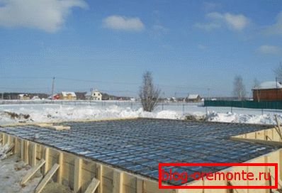 Polaganje betona pri negativnih temperaturah brez uporabe posebnih tehnologij je prepovedano z gradbenim kodeksom. Polaganje betona pri negativnih temperaturah brez uporabe posebnih tehnologij je prepovedano z gradbenim kodeksom.