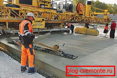 Beton se položi s posebno opremo za cestno gradnjo.
