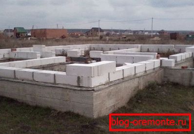Polaganje prve vrstice blokov Polaganje prve vrstice blokov