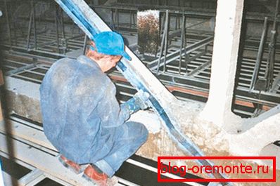 Utrjevanje betonskega traku s sestavljeno ploščo. Utrjevanje betonskega traku s sestavljeno ploščo.