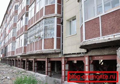 Krepitev temeljev z monolitnimi armiranimi betonskimi sponkami omogoča podaljšanje življenjske dobe zgradb in objektov. Krepitev temeljev z monolitnimi armiranimi betonskimi sponkami omogoča podaljšanje življenjske dobe zgradb in objektov.