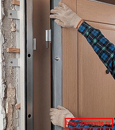 Obdrži vrata na tečajih Namestite jeklena vrata