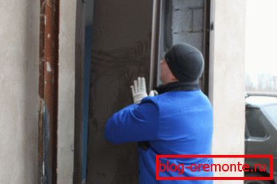 Vgradnja vrat na varjen okvir. Vgradnja vrat na varjen okvir.