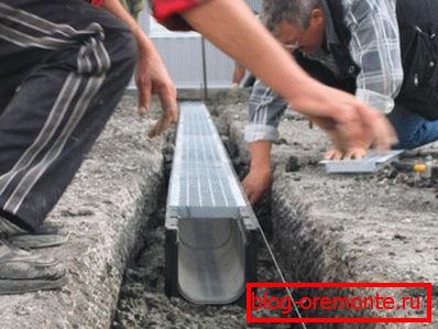 Namestitev pladnja na betonsko ploščo. Namestitev pladnja na betonsko ploščo.