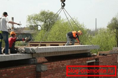 Namestitev talne plošče z žerjavom Namestitev talne plošče z žerjavom