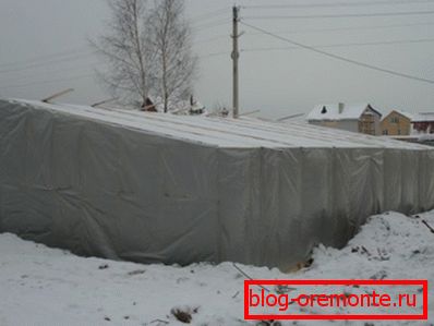 Naprava je rastlinjak - stara, vendar dokazana metoda. Naprava je rastlinjak - stara, vendar dokazana metoda.