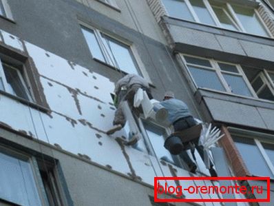 Zagrevanje stanovanjske stavbe z visokim rastom z vključitvijo industrijskih plezalcev. Zagrevanje stanovanjske stavbe z visokim rastom z vključitvijo industrijskih plezalcev.