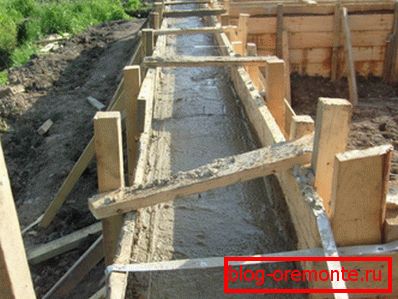 Beton se vlije v pripravljeno oplaščenje.