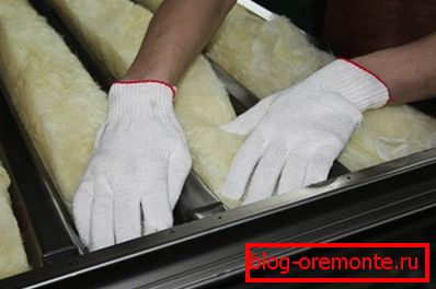 Zvočna in toplotna izolacija vrat z mineralno volno. zvočno izolirana vhodna vrata