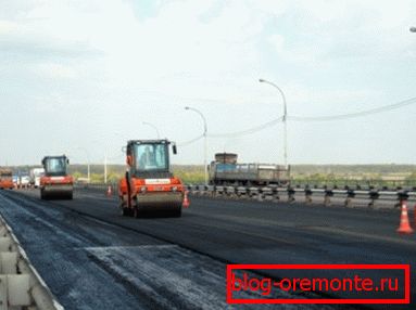 Vibriran betonski asfalt v procesu polaganja Vibriran betonski asfalt v procesu polaganja