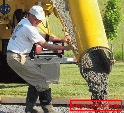Majhna frakcija je vidna - drobljen kamen za beton mora biti določene velikosti. Majhna frakcija je vidna - drobljen kamen za beton mora biti določene velikosti.