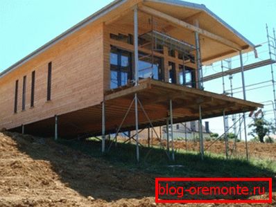 Vijačno podnožje lahko gradimo na težkem reliefu brez predhodne priprave. Vijačno podnožje lahko gradimo na težkem reliefu brez predhodne priprave.