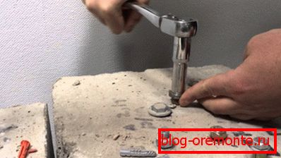 Vijak vstavite v betonsko podlago s ključem Vijak vstavite v betonsko podlago s ključem