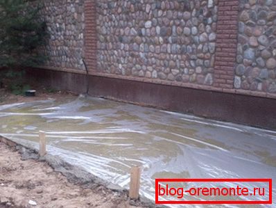 Ko je dež, je svež beton pokrit s folijo. Ko je dež, je svež beton pokrit s folijo.