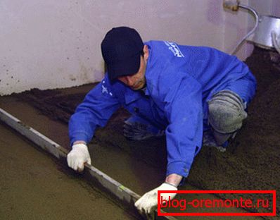 Tukaj je betonska tla v kopeli opremljena z rokami Tukaj je betonska tla v kopeli opremljena z rokami