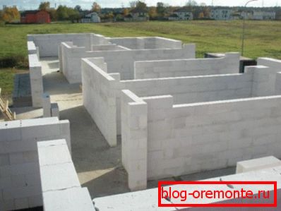 Zidanje celičnega betona.