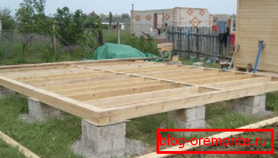 Postavili smo prvo vrsto palic in talnih tramov Postavili smo prvo vrsto palic in talnih tramov