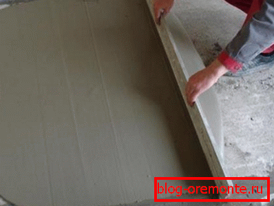 Izravnavanje betonske plasti s pravilom Izravnavanje betonske plasti s pravilom