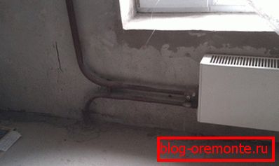 Poravnava stenskega prostora pod okensko polico z mešanico te blagovne znamke.