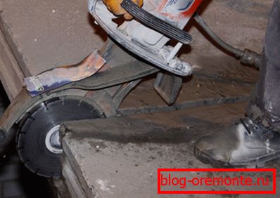 Rezanje odprtin v betonu z diamantnim kolesom Rezanje odprtin v betonu z diamantnim kolesom