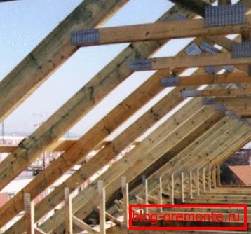 Višino stropa določajo vodoravni prekladi med špirovci nasprotnih strani. Višino stropa določajo vodoravni prekladi med špirovci nasprotnih strani.