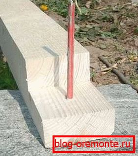 Betonska palica armature tik nad opažom, da jo uporabite za varnejše pritrditev palic Betonska palica armature tik nad opažom, da jo uporabite za varnejše pritrditev palic
