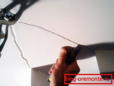 Čiščenje razpok v armaturnem betonskem stropu Čiščenje razpok v armaturnem betonskem stropu