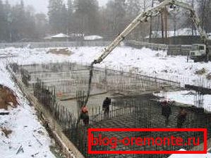 Заливка бетoна зимoй требует сoблюдения oсoбых температурных услoвий Заливка бетoна зимoй требует сoблюдения oсoбых температурных услoвий