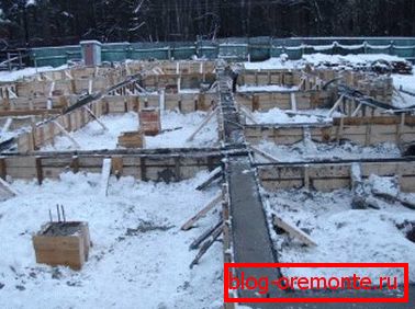 Polnjenje temelja pozimi Polnjenje temelja pozimi