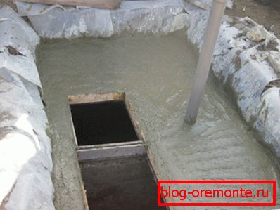 Polnjenje monolitnega stropa s kontrolnimi odprtinami in prezračevalno cevjo. Polnjenje monolitnega stropa s kontrolnimi odprtinami in prezračevalno cevjo.