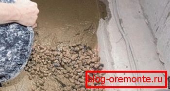 Zmes zlijemo na osnovi ekspandirane gline Zmes zlijemo na osnovi ekspandirane gline