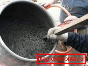 Mešanje mešanice v betonskem mešalniku Mešanje mešanice v betonskem mešalniku