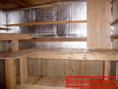 Vrzeli med izolacijskim materialom in ploščo zagotavljajo prezračevanje. Vrzeli med izolacijskim materialom in ploščo zagotavljajo prezračevanje.
