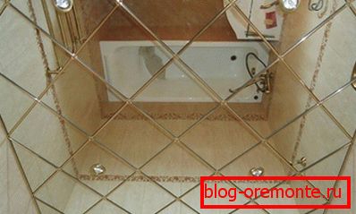 Ogledalo z vgrajenimi lučmi Ogledalo z vgrajenimi lučmi