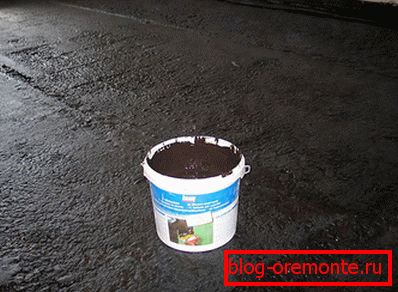 Delamo z mastiko na osnovi bitumna